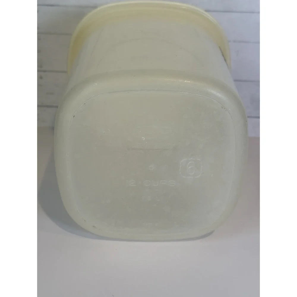 Vintage Rubbermaid Servin' Saver Dry Food Storage Container 3 Quart Almond